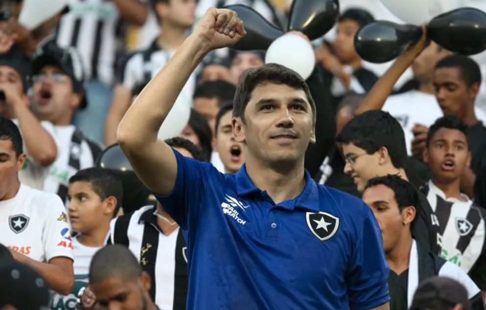 Botafogo Decide Manter Lúcio Flávio no Cargo Apesar da Pressão
