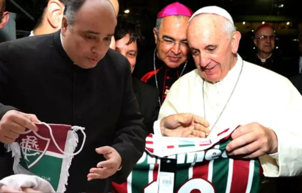 Papa Francisco Recebe Presente Especial do Fluminense: Camisa e Flâmula do Time Tricolor