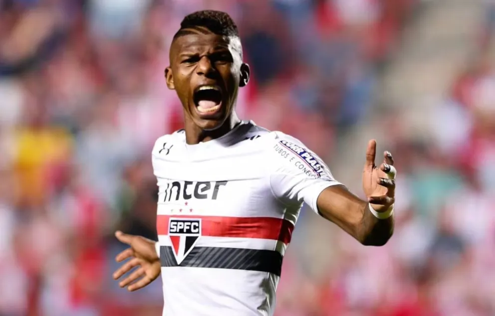 A notícia que Robert Arboleda recebeu do São Paulo antes da partida contra o Santos Fc