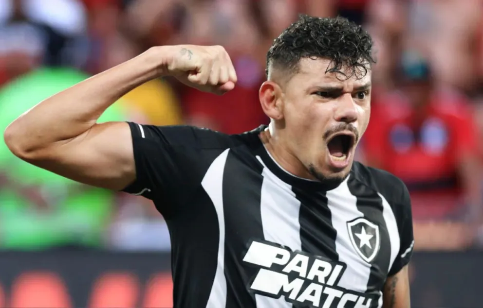 Tiquinho Soares Retorna aos Treinos e Pode Reforçar o Botafogo Contra o Fortaleza