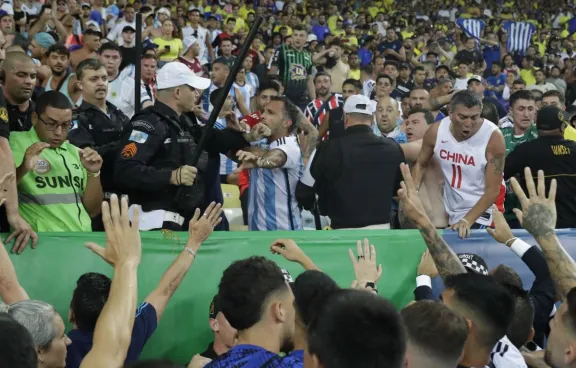 Maracanã tem briga entre torcedores, e Argentina deixa o campo