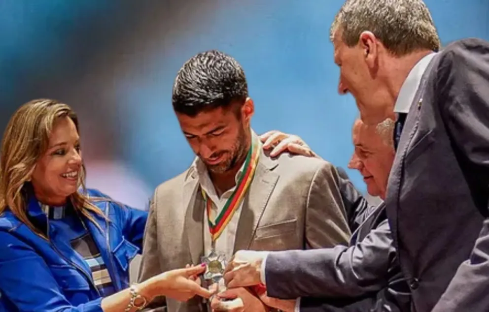 Luis Suárez Recebe Homenagens e Fala em Tom de Despedida do Grêmio
