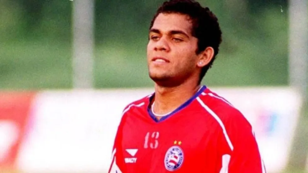 Daniel Alves defendeu o Bahia entre 2001 e 2003